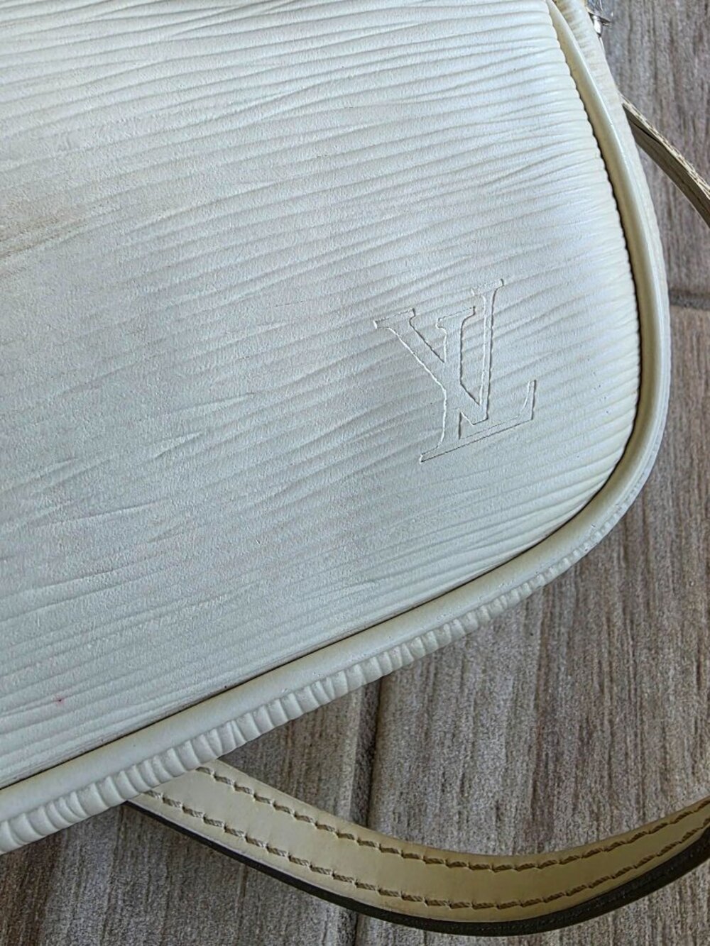 Louis Vuitton Montaigne Ivory Epi Leather Pouchette MiniBag - Picture 9 of 13